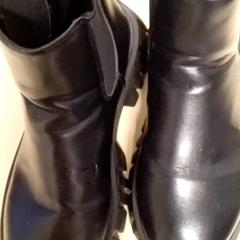 Zapato Black, segundo informou Mövenpick Hotel Amsterdam City Centre usando iLost