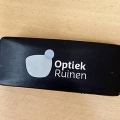 Etui à lunettes avec lunettes, a été signalé par Qbuzz GD Groningen Peizerweg utilisant iLost