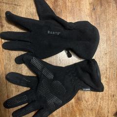 Zwarte handschoenen Barts, iLost에 보고됨