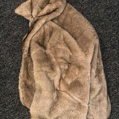 Cappotto Fur, come riportato da Haven Hotel Rotterdam utilizzando iLost