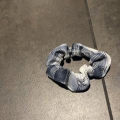 Scrunchie Blue, white, squares, jak nahlášeno MEININGER Hotel Amsterdam City West pomocí iLost