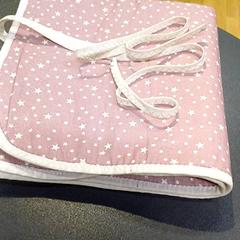 Dětská deka rose avec etoiles blanches, jak nahlášeno IKEA Bayonne Ametzondo pomocí iLost