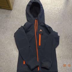 Bunda grijs met oranje van QUECHUA, ako bolo nahlásené Gemeente Leopoldsburg pomocou iLost