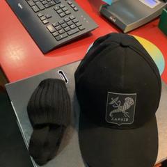 Kappe Kappe und Handschuhe, gemeldet von MEININGER Hotel Berlin Alexanderplatz über iLost