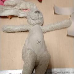 Konijnen knuffel, como reportado por IKEA Zwolle utilizando o iLost