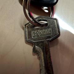 Etui na klucze z kluczami, zgłoszono przez IKEA Rouen Tourville-La-Rivière przy użyciu iLost