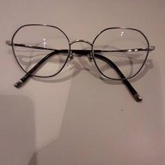 Szemüveg, amint azt Van der Valk Hotel Schiphol az iLost segítségével jelentette.