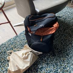 Een zwarte fietstas met oranje details, come riportato a iLost