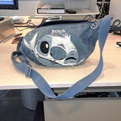 Handtasje Stitch, blauw, segons ha informat Centraal magazijn mitjançant iLost