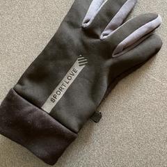 Rukavice, jak nahlášeno Schönbrunn "Group Center" pomocí iLost