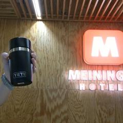 Kis üveg metal, black, amint azt MEININGER Hotel Innsbruck Zentrum az iLost segítségével jelentette.