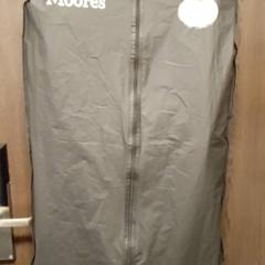 Diverse kleding, segons ha informat Mövenpick Hotel Amsterdam City Centre mitjançant iLost