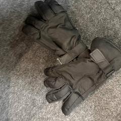 Guants, segons ha informat SnowWorld Landgraaf mitjançant iLost