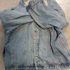 衣類 - Jeansvest + Portefeuille De Blende がiLostで Centraal magazijn によって報告されました