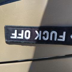 Sleutel met zwarte hanger met tekst "Fuck off"., iLost에 보고됨
