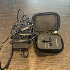 Ordenagailu eramangarriaren kargagailua & Nazioarteko entxufea Zwart, gisa salatu by Van der Valk Hotel Amsterdam-Amstel iLost erabiliz