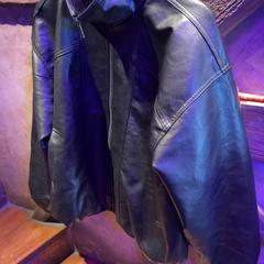 Chaqueta Black, segundo informou Club Nyx/Exit Café usando iLost
