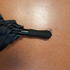 Parapluie pliant bleu marine, a été signalé par TCL utilisant iLost
