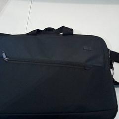 Bolsa & Ordenador portátil, segundo informou Van der Valk Hotel Schiphol usando iLost