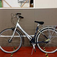 Bicicleta Thompson Zilver/blauw, como reportado por Fietsdepot Hasselt utilizando o iLost