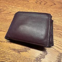 Bruine portemonnee، كما تم الإبلاغ عنه عبر iLost