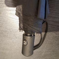 مظلة قابلة للطي noir، كما تم الإبلاغ عنه بواسطة TCL عبر iLost