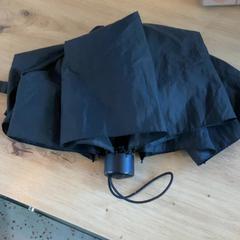 Parapluie Black, a été signalé par MEININGER Hotel Köln West utilisant iLost