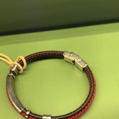 Armband rood gevlochten leer, rapporterat av Eindhoven Airport med iLost