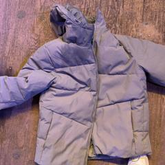 Grijze jas, segons ha informat De Heeren van Aemstel mitjançant iLost