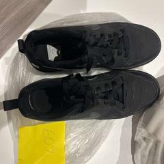 Scarpe black, come riportato da Amsterdam ID Aparthotel utilizzando iLost