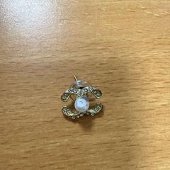 Pendiente goude Chanel oorbel met witte parel, ha sido reportado por VITAZ campus Sint-Niklaas con iLost