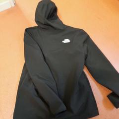 Férfi kabát noire, amint azt TCL az iLost segítségével jelentette.