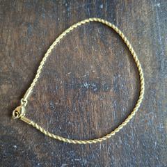 Armband goudkleurig، كما تم الإبلاغ عنه عبر iLost