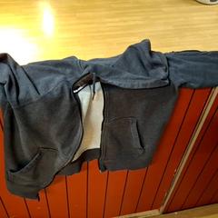 سترة Gilet  gris à capuche، كما تم الإبلاغ عنه بواسطة IKEA Paris Nord Roissy عبر iLost