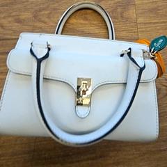 حقائب حمل وحقائب اليد، كما تم الإبلاغ عنه بواسطة GVB عبر iLost