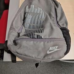 Hátizsák Grijs merk Nike, amint azt Gemeente Roermond az iLost segítségével jelentette.