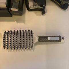 فرشاة الشعر grey, white, black، كما تم الإبلاغ عنه بواسطة Room Mate Bruno عبر iLost