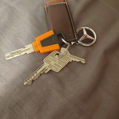 Sleutelbos met Mercedes logo sleutelhanger، كما تم الإبلاغ عنه عبر iLost