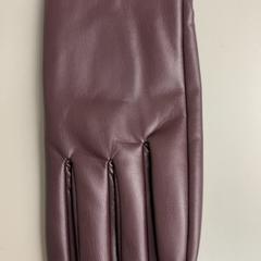 Kesztyű Paars, amint azt Burgers' Zoo az iLost segítségével jelentette.