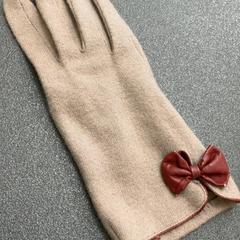 グローブ Sandfarben mit roter Masche がiLostで Schönbrunn "Group Center" によって報告されました