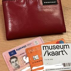 Portemonee (Merk: Freitag, Kleur: Rood), come riportato a iLost