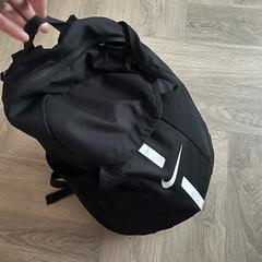 Zwarte rugzak met inhoud, segons s'ha informat a iLost