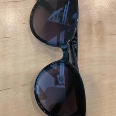 Des lunettes de soleil Black, a été signalé par MEININGER Hotel Budapest Great Market Hall utilisant iLost