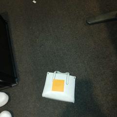 バッグ WHITE SMALL HANDBAG がiLostで Leonardo Hotel Amsterdam Rembrandtpark によって報告されました