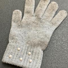 グローブ Kinder grau mit Perlen がiLostで Schönbrunn "Group Center" によって報告されました