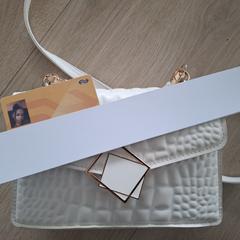 Witte handtas, som rapporterats till iLost