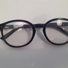 Lunettes zwart, a été signalé par Centraal magazijn utilisant iLost