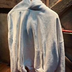 스웨터 Grey, iLost를 사용하여 Club Nyx/Exit Café에 보고됨