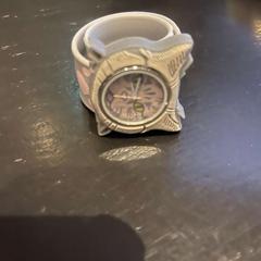 Armbanduhr Polshorloge kat grijs met roze details, gemeldet von Van der Valk Hotel Amsterdam-Amstel über iLost