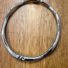 팔찌 Zilver, iLost를 사용하여 Universiteitsbibliotheek Universiteitskwartier에 보고됨